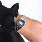 Reloj Casio LA670WA-1DF vintage mini plateado con fondo negro
